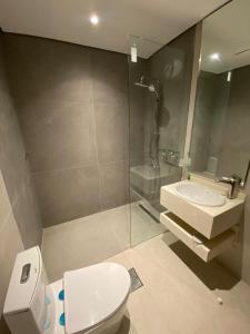 a bathroom with a toilet and a sink at رواق الضيافة للشقق المخدومة RWAQ Hotel in Jazan