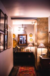 pasillo con espejo y mesa con 2 lámparas en Utopia in Africa Guest Villa en Nelspruit