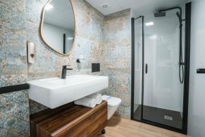 a bathroom with a sink and a shower at Apartamento Boutique Beluga in Garrucha