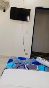 En TV eller et underholdningssystem på Hotel Palma Azul Beach