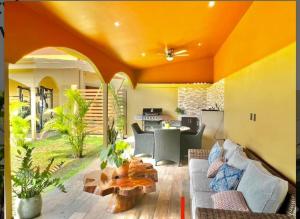 ein Wohnzimmer mit einem Sofa und einem Tisch in der Unterkunft Villa Gucci Luxury Manuel Antonio w Pool in Manuel Antonio