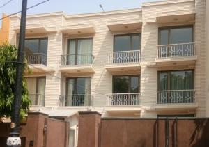 - un bâtiment avec des balcons sur le côté dans l'établissement UDS Villa Scandinavian B&B - Next to VFS, à New Delhi