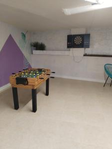 a ping pong table in a room with a basketball hoop at Vivienda Turística El Pimpollo in San Carlos del Valle
