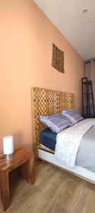 1 dormitorio con cama y mesa de madera en Chambre spacieuse et lumineuse chez l'habitant, en Niza