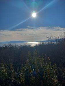 una vista su un lago con il sole nel cielo di Apartman ANI a Fiume (Rijeka)