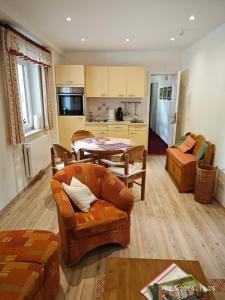 ein Wohnzimmer mit einem Sofa und einem Tisch in der Unterkunft Appartementhaus am Fichtelberg in Kurort Oberwiesenthal