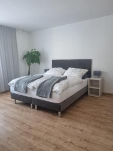 a bedroom with a large bed with at Gästehaus Windrose in Fichtelberg