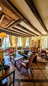 sala de estar con sofá y mesa en La Lanterne Chambres d'Hotes, en Sarlat-la-Canéda