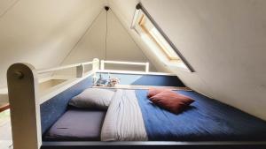 a room with a bunk bed in a attic at Gastenverblijf Het Muzehuis in Dalfsen