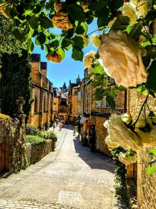 vistas a una calle de una ciudad con edificios en La Lanterne Chambres d'Hotes, en Sarlat-la-Canéda