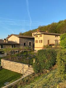 - une vue sur une maison avec un jardin et des escaliers dans l'établissement Agriturismo Ca' Cristane, à Rivoli Veronese