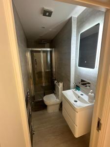 een badkamer met een toilet, een wastafel en een douche bij The Chapter Hotels - Mayfair Residences in Londen