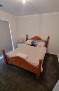 Wellington EastにあるWellington marina70のベッドルーム1室(白いシーツと枕が備わる木製ベッド1台付)