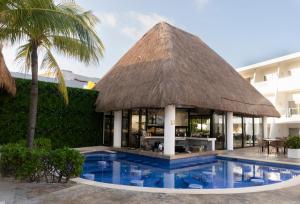 Bazén v ubytování Cancun Bay All Inclusive Hotel nebo v jeho okolí