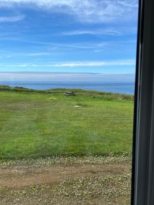 a view of the ocean from a train window at Gwêl y Gorwel- Horizon View in Llangwnadl