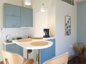 Kuchyň nebo kuchyňský kout v ubytování Sitia Old Port studio - 3min walk to beach - AC - WIFI