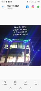 una schermata di un edificio con un cartello sopra di Skardu city Guest house a Skardu