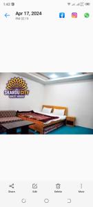 uma fotografia de um quarto com duas camas em Skardu city Guest house em Skardu