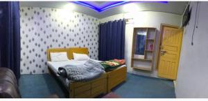 um quarto com uma cama e uma porta em Skardu city Guest house em Skardu
