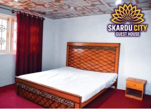 un letto in una camera con una pensione di Skardu city Guest house a Skardu