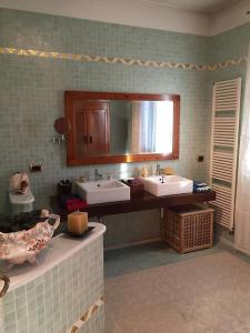 ein Badezimmer mit 2 Waschbecken und einem Spiegel in der Unterkunft Giulietta Home in Belfiore