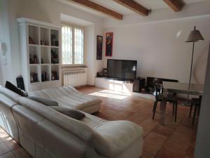 a living room with a couch and a television at Babahouse in Camerano