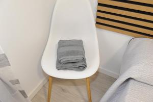 a towel sitting on a toilet in a bedroom at La coqueta in Murcia