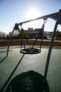 a swing basket sitting on top of a tennis court at Pingvinhotellet UNN Tromsø in Tromsø