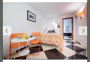 una camera da letto con un letto, un tavolo e delle sedie di DiemmeStudio a Salerno