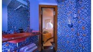 bagno con doccia e lavandino rosso di DiemmeStudio a Salerno Altre 4 foto