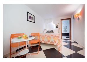 una camera da letto con un letto e un tavolo con sedie di DiemmeStudio a Salerno