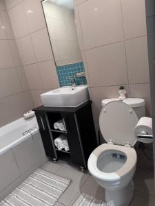 un baño con inodoro y lavabo en @Liam Flatrock, en Ciudad del Cabo 4 fotos más