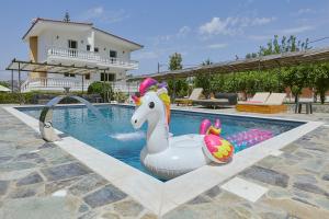 una piscina con un unicornio de juguete en una piscina en Villa Mairi, en Salamina