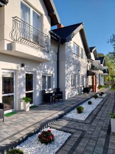 dziedziniec domu z kamieniami i roślinami w obiekcie GRAND VILLA USTKA- Marmonoli w Ustce