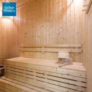 una sauna de madera con un banco. en Espana Resort Jomtien Beach Pattaya, en Jomtien Beach