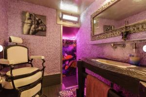een paarse badkamer met een wastafel en een spiegel bij Casa Miramiranda in Teià