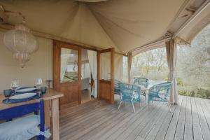 a room with a tent with a table and chairs at E-glamping/Blue Saphir Tent in Arezzo