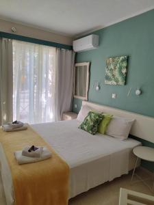 1 dormitorio con 2 camas y toallas. en Villa Katerina, en La Canea