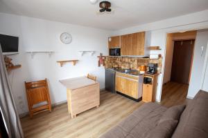 Kuchyňa alebo kuchynka v ubytovaní Studio 24m2, 1 chambre pied des pistes