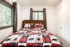 Voodi või voodid majutusasutuse NEW Cozy Pines Cottage and Fire pit toas