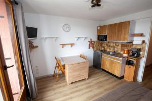 Kuchyňa alebo kuchynka v ubytovaní Studio 24m2, 1 chambre pied des pistes