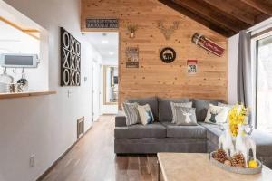 Istumisnurk majutusasutuses NEW Cozy Pines Cottage and Fire pit