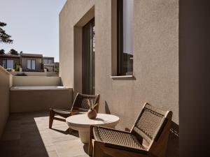 eine Terrasse mit 2 Stühlen und einem Tisch auf dem Balkon in der Unterkunft Pierros Verde in Lithakia