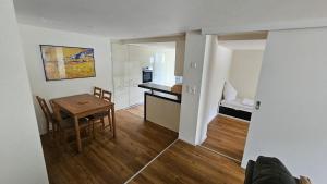 a small apartment with a table and a kitchen at GARDEN in Brienz