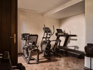 um ginásio com vários equipamentos de exercício numa sala em Pierros Verde em Lithakia