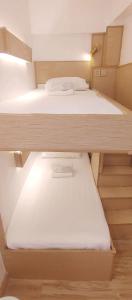 2 łóżka piętrowe w małym pokoju w obiekcie VG Pension & Residences w mieście Adlawon