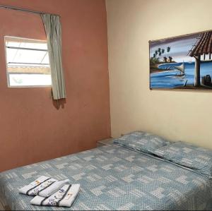 Pousada pirata في ريسيفي: غرفة نوم عليها سرير وفوط