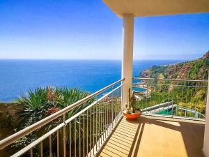 balkon z widokiem na ocean w obiekcie Indigo Star House w mieście Ribeira Brava +37 zdjęć