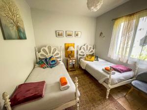 Łóżko lub łóżka w pokoju w obiekcie Indigo Star House