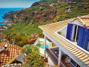 dom z widokiem na góry w obiekcie Indigo Star House w mieście Ribeira Brava